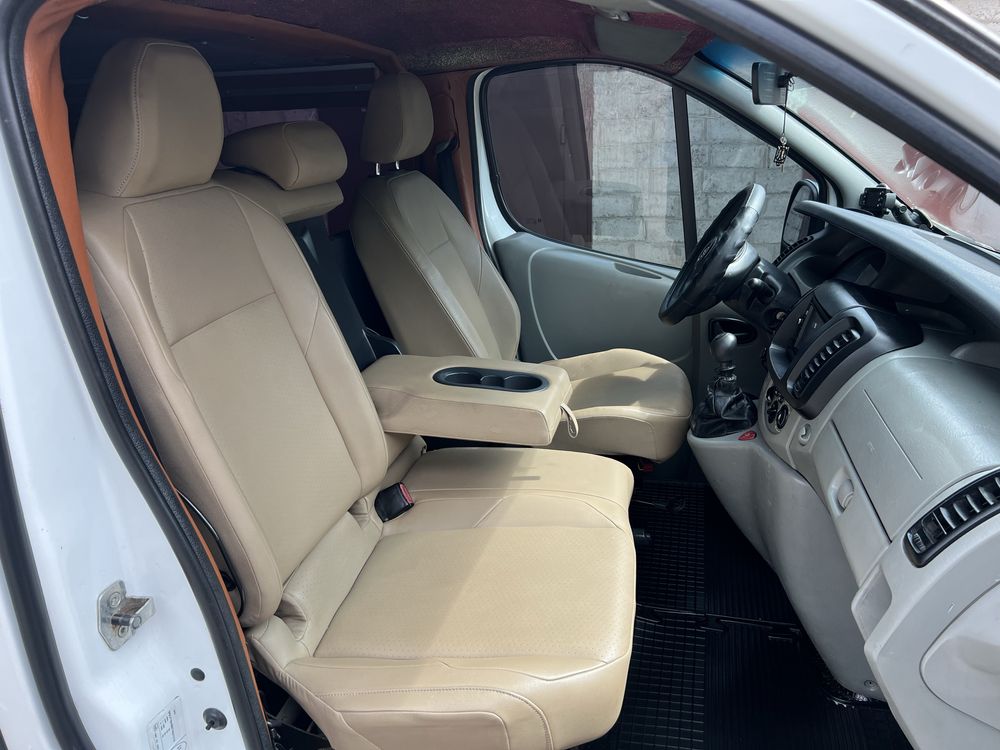 Opel Vivaro Long пассажир 9 мест , 2.0 мотор , 6 ступка ,