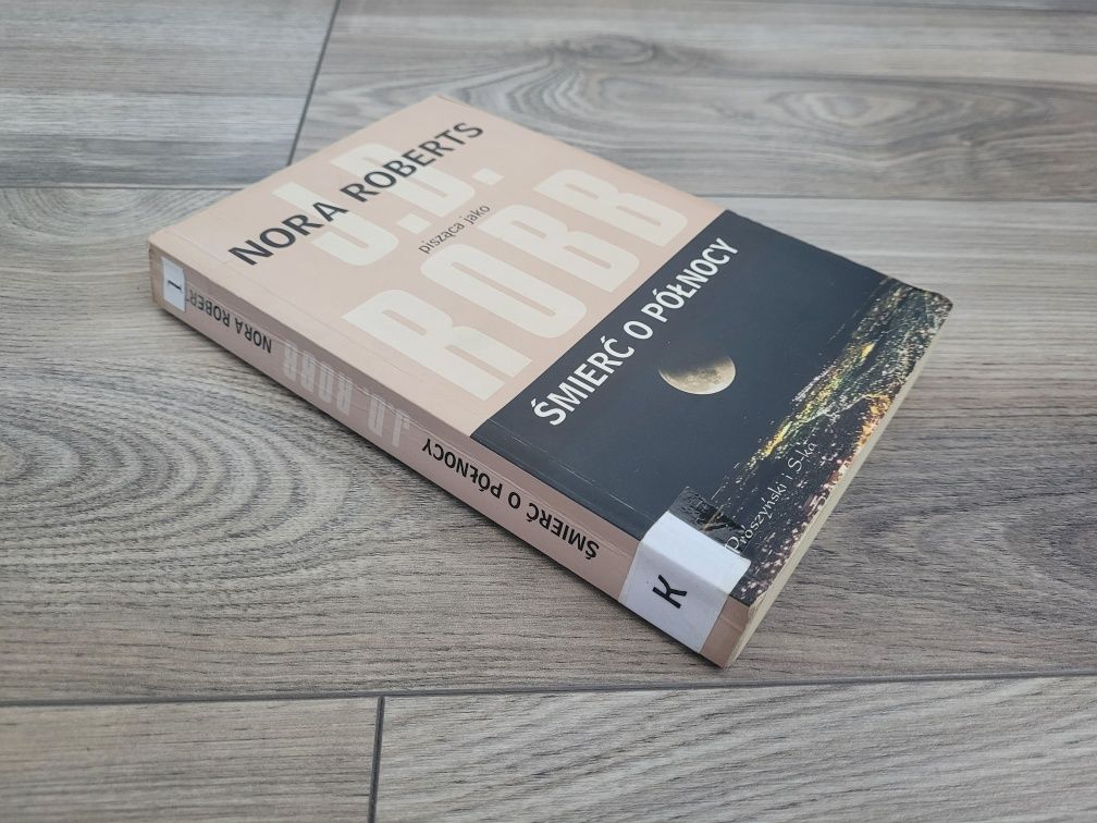 Nora Roberts jako J.D Robb
Śmierć o północy