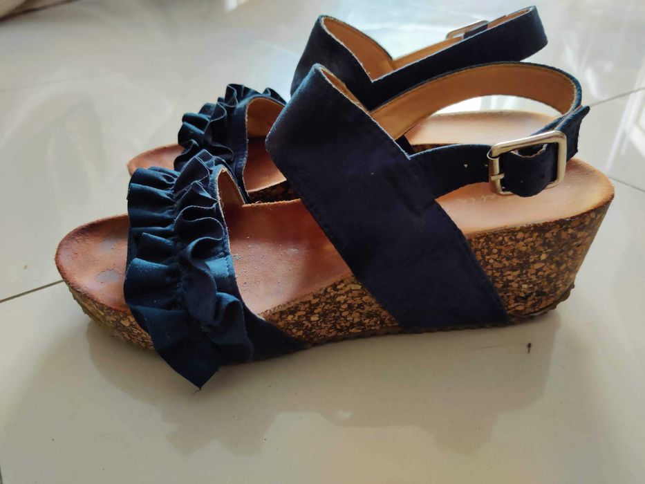 Sandálias azuis, com cunha/compensados