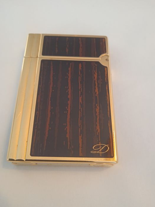 Isqueiro de luxo S.T. Dupont Paris, banhado a ouro.