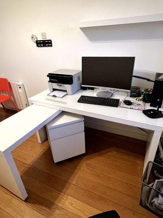 Secretária com painel extraível MALM da IKEA branca com tampo de vidro