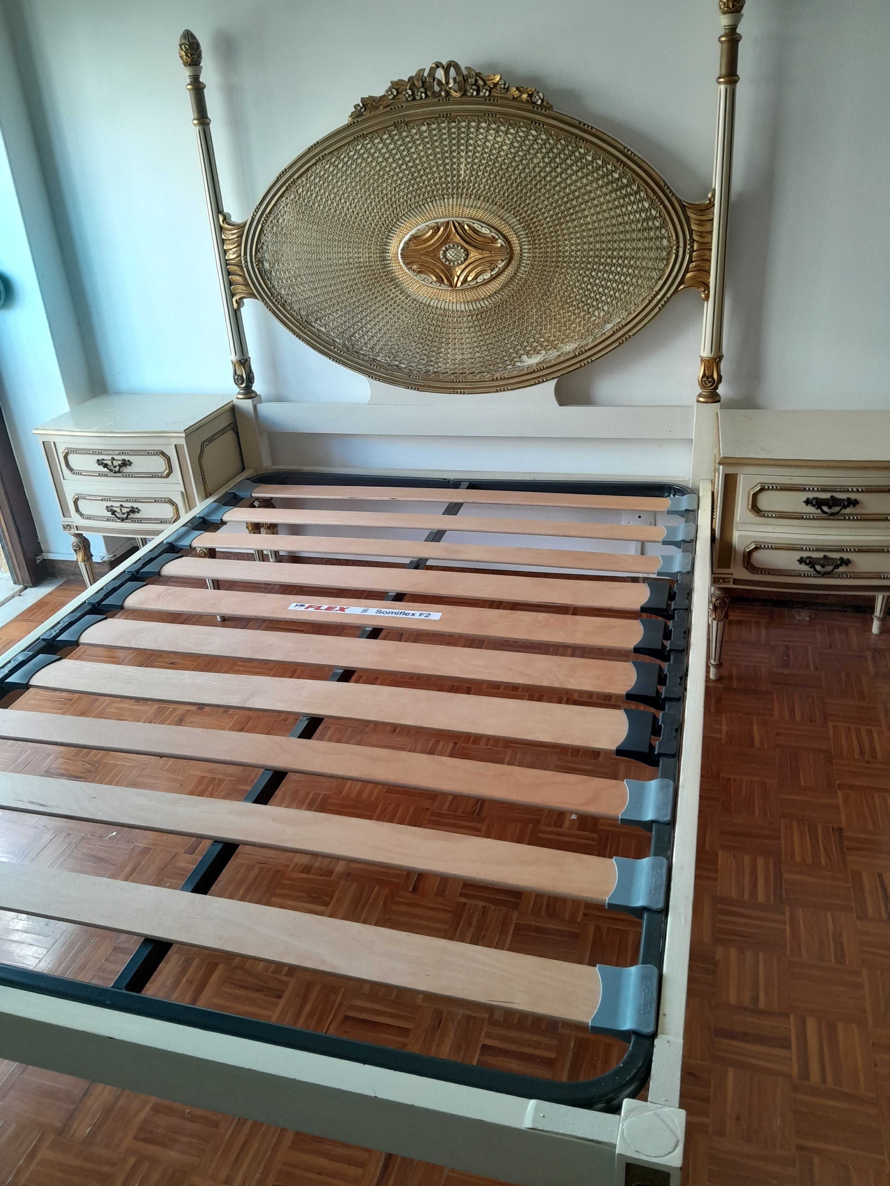 Cama de casal com dois criados de madeira de lei porem não entrego.