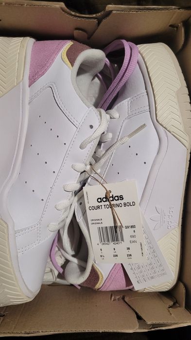 Adidas court tourino bold