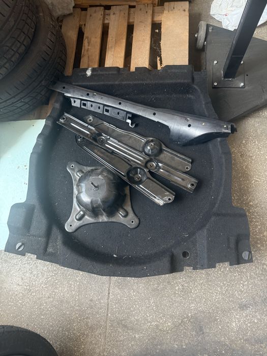 Пластик в салон багажніка bmw х5е53 кріпелення до акумулятора )