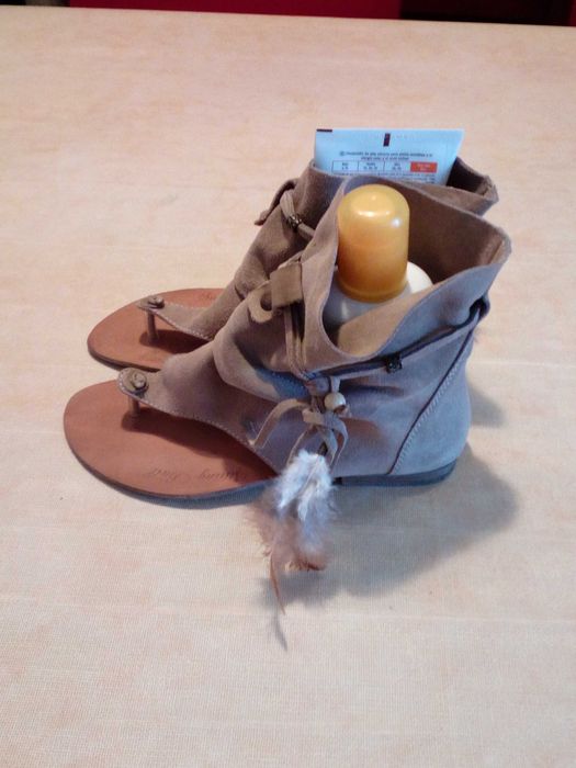 Sandálias Beje em camurça nunca usadas