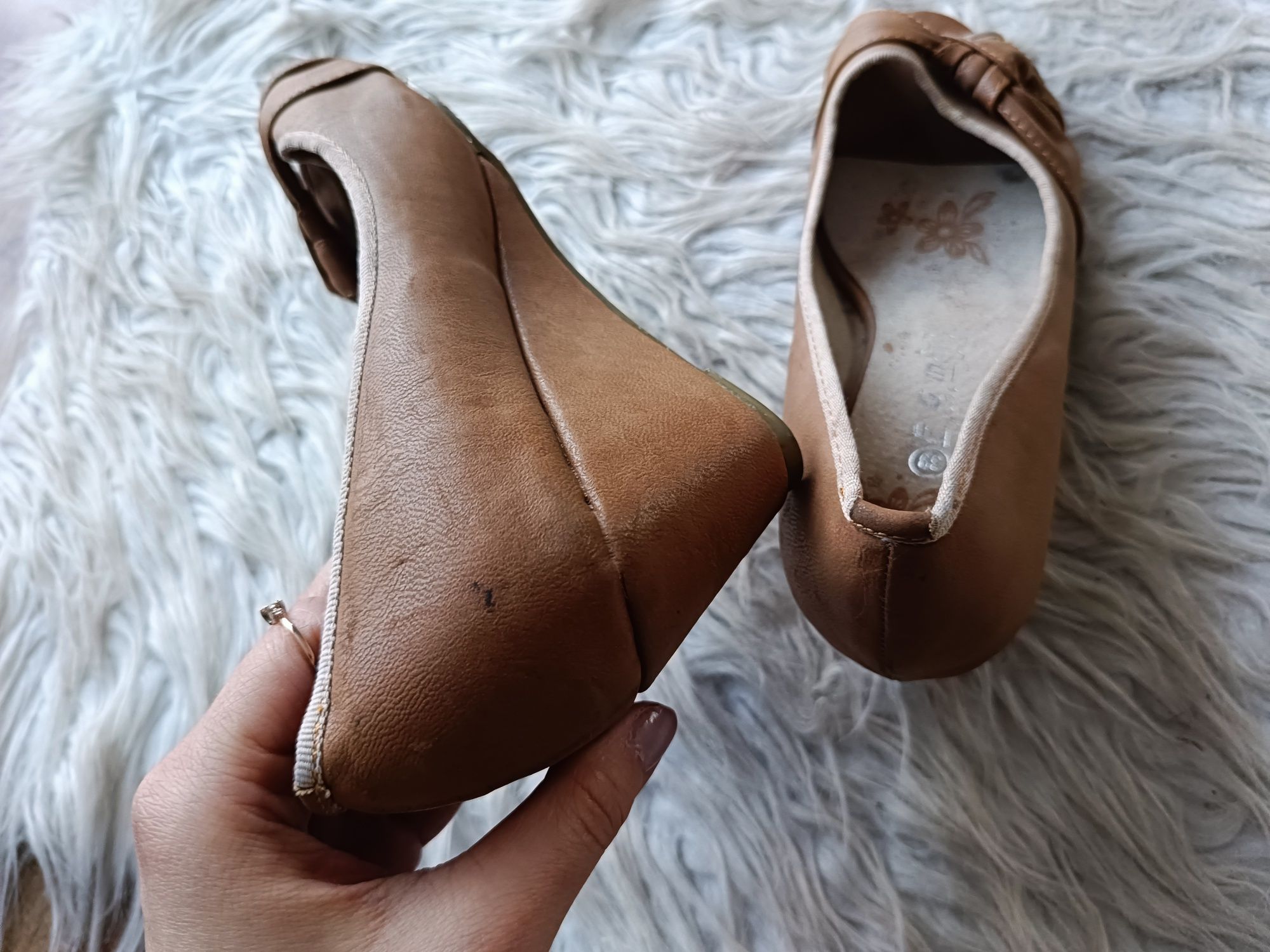 Buty na koturnie z odkrytym palcem