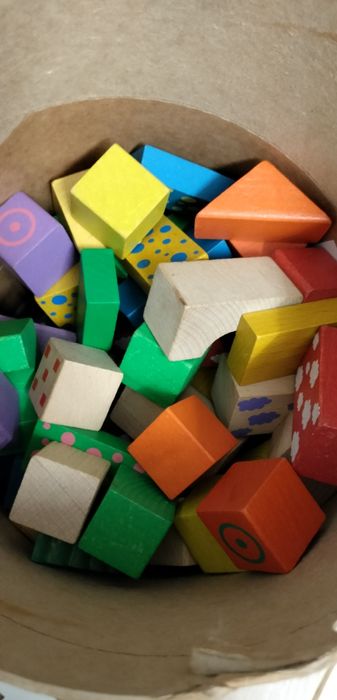 Klocki drewniane w pudle z sorterem