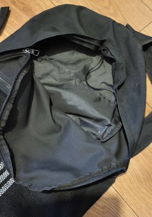 Plecak adidas z zepsutym suwakiem