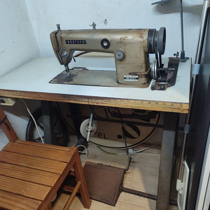 Máquina de costura industrial Brother DB2-B755-3 à venda.
Ponto reto,