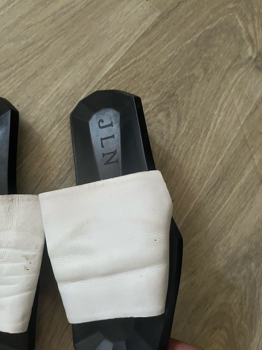 Кожані жіночі шльопки