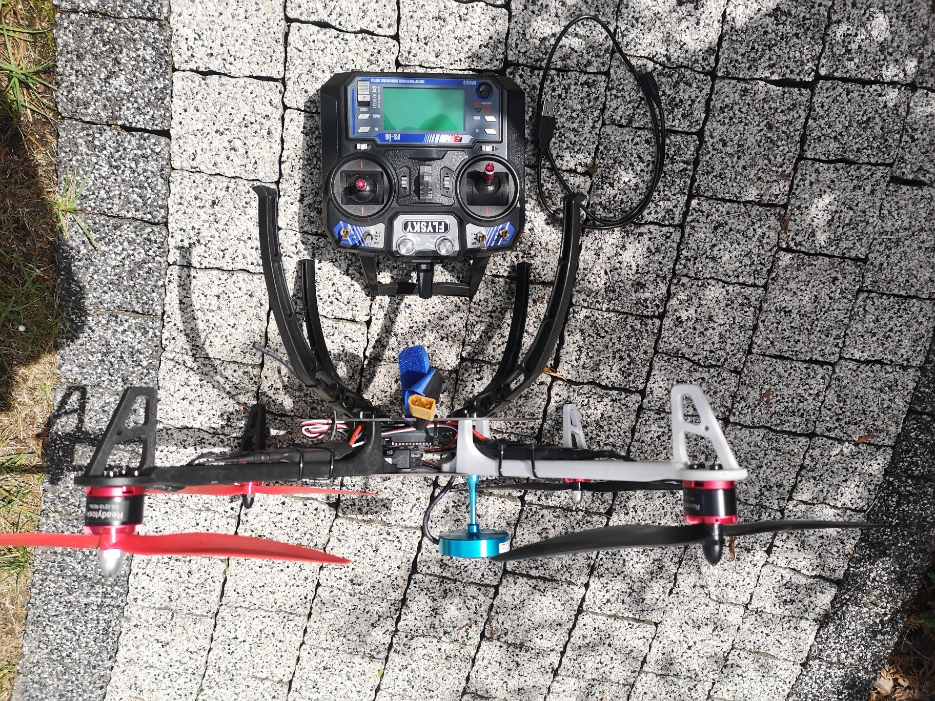 Dron z aparaturą