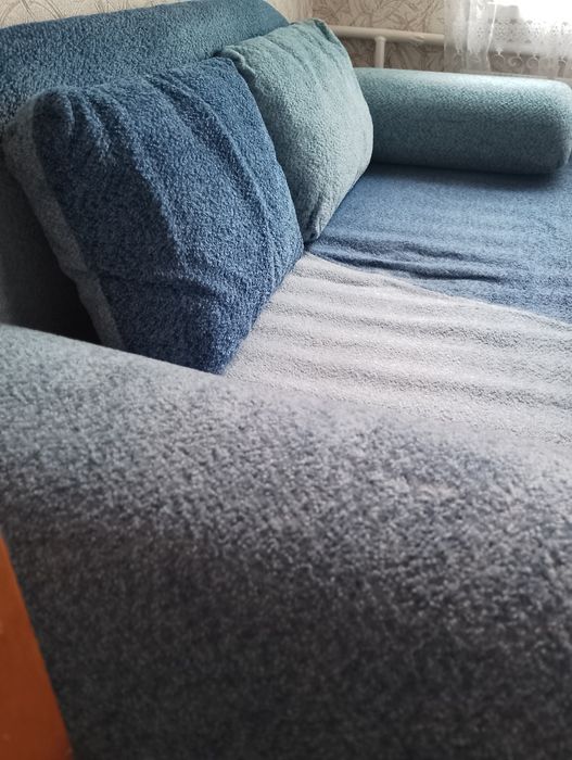 Продам диван синьо-голубого кольору