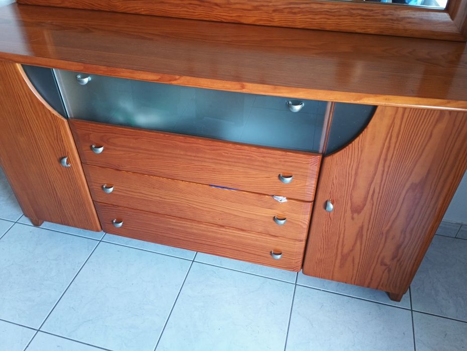 Aparador e mesa de apoio.