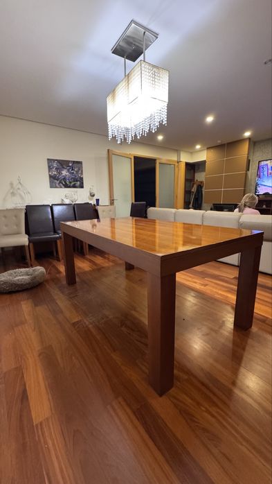 Mesa de jantar (Madeira Maciça)