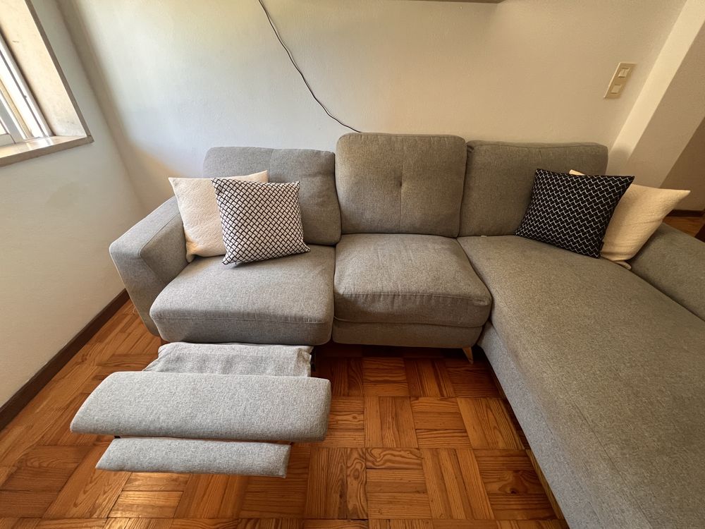 Sofá de 3 lugares com chaise longue cinzento da Conforama - URGENTE