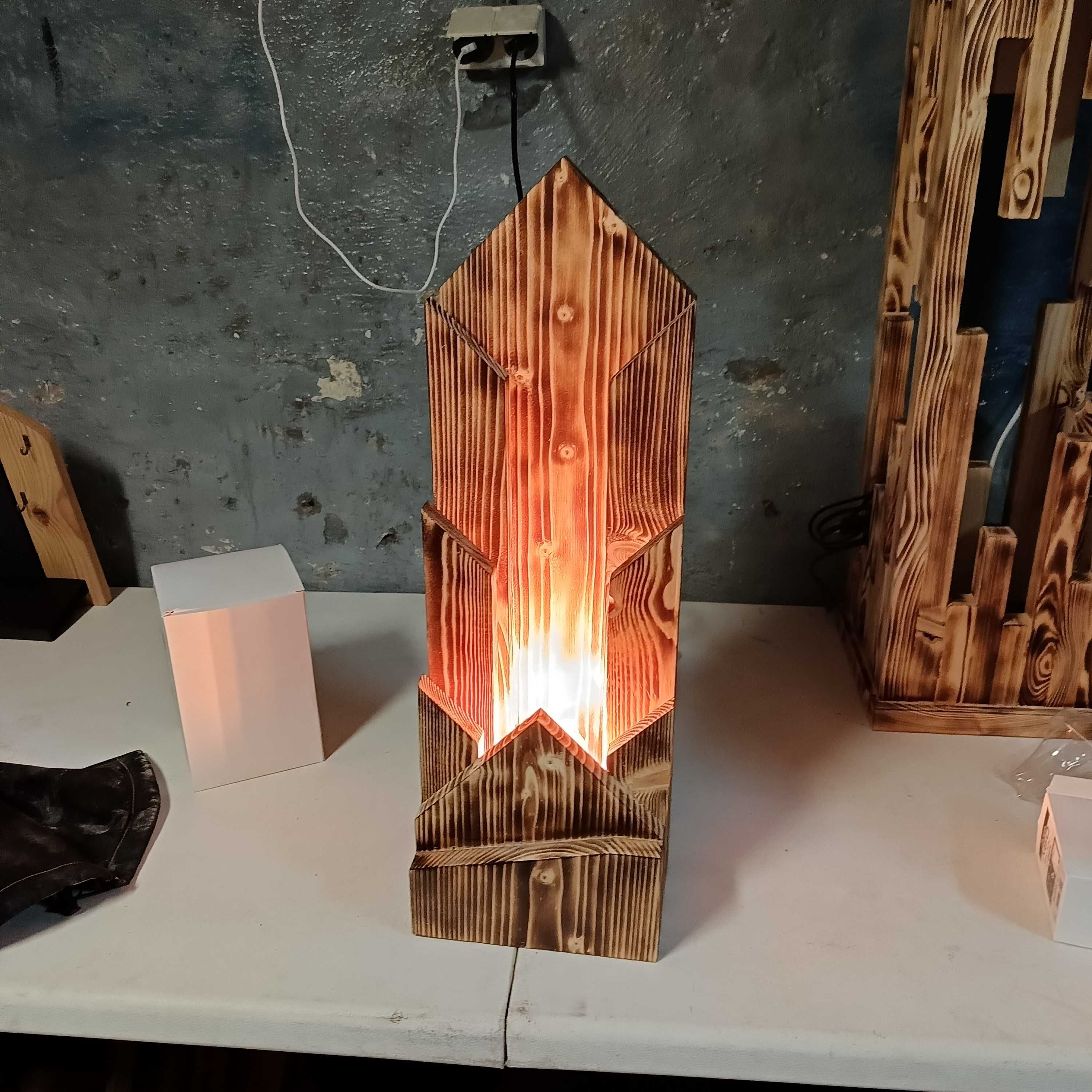 Lampa drewniana ręcznie wykonana
