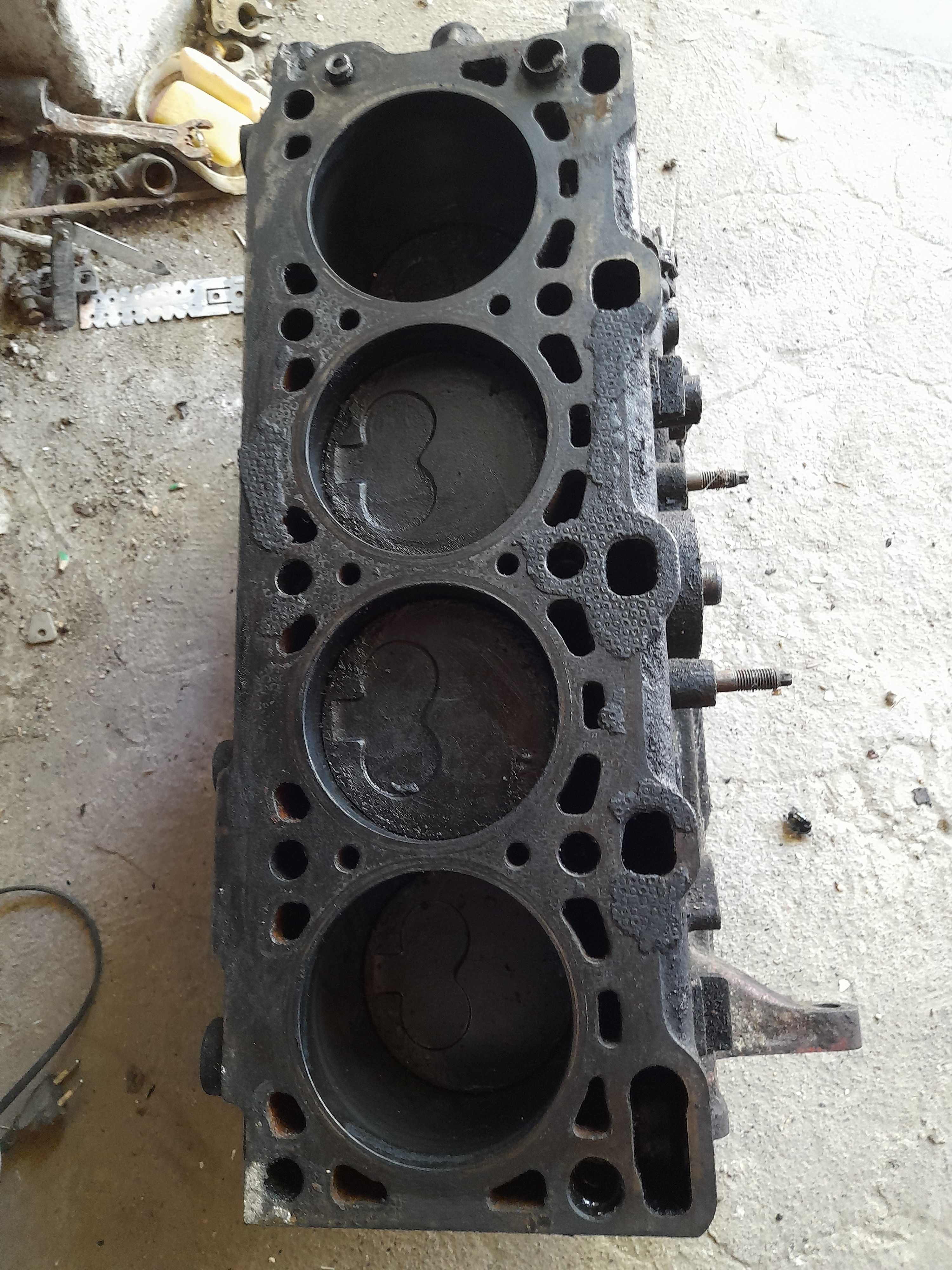 мазда 2200,4wd,блок