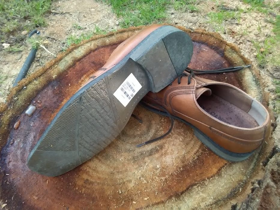 Sapatos para homem, tamanho 39, em pele