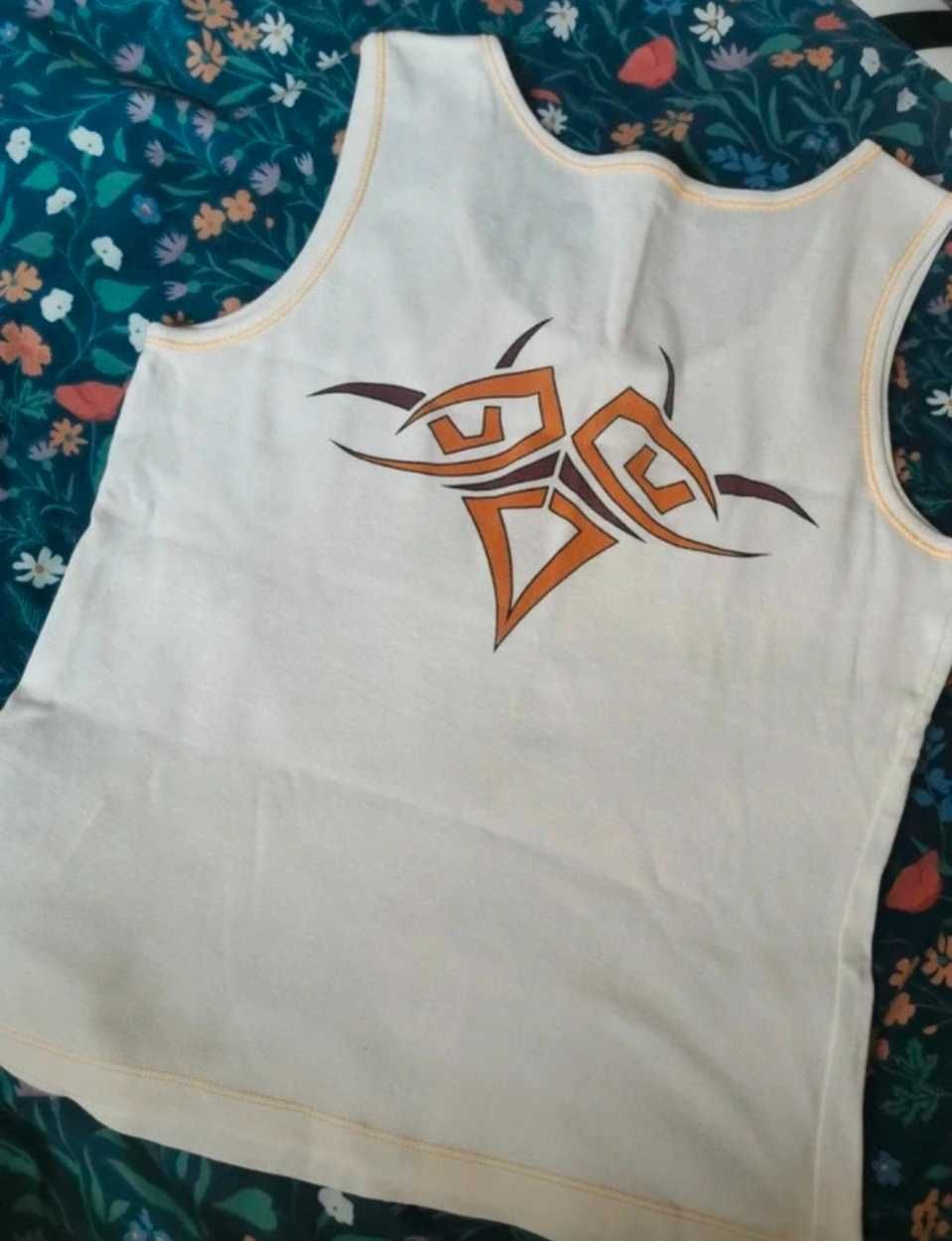 Podkoszulka ze wzorem tribal na plecach