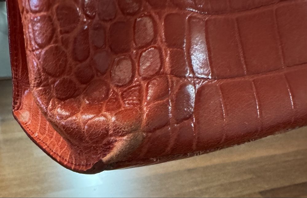 Mala Furla com divisória interior e fecho