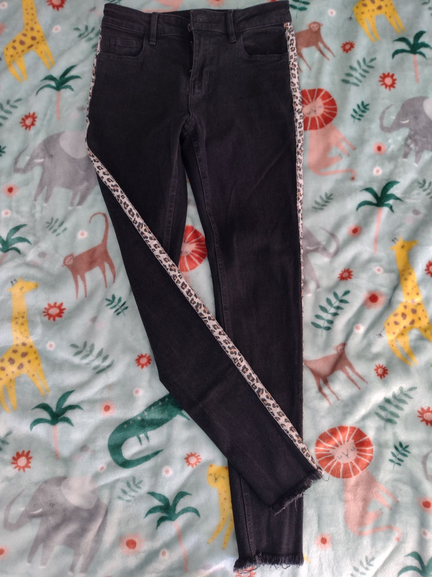 Spodnie dżinsy czarne z panterką slim 164