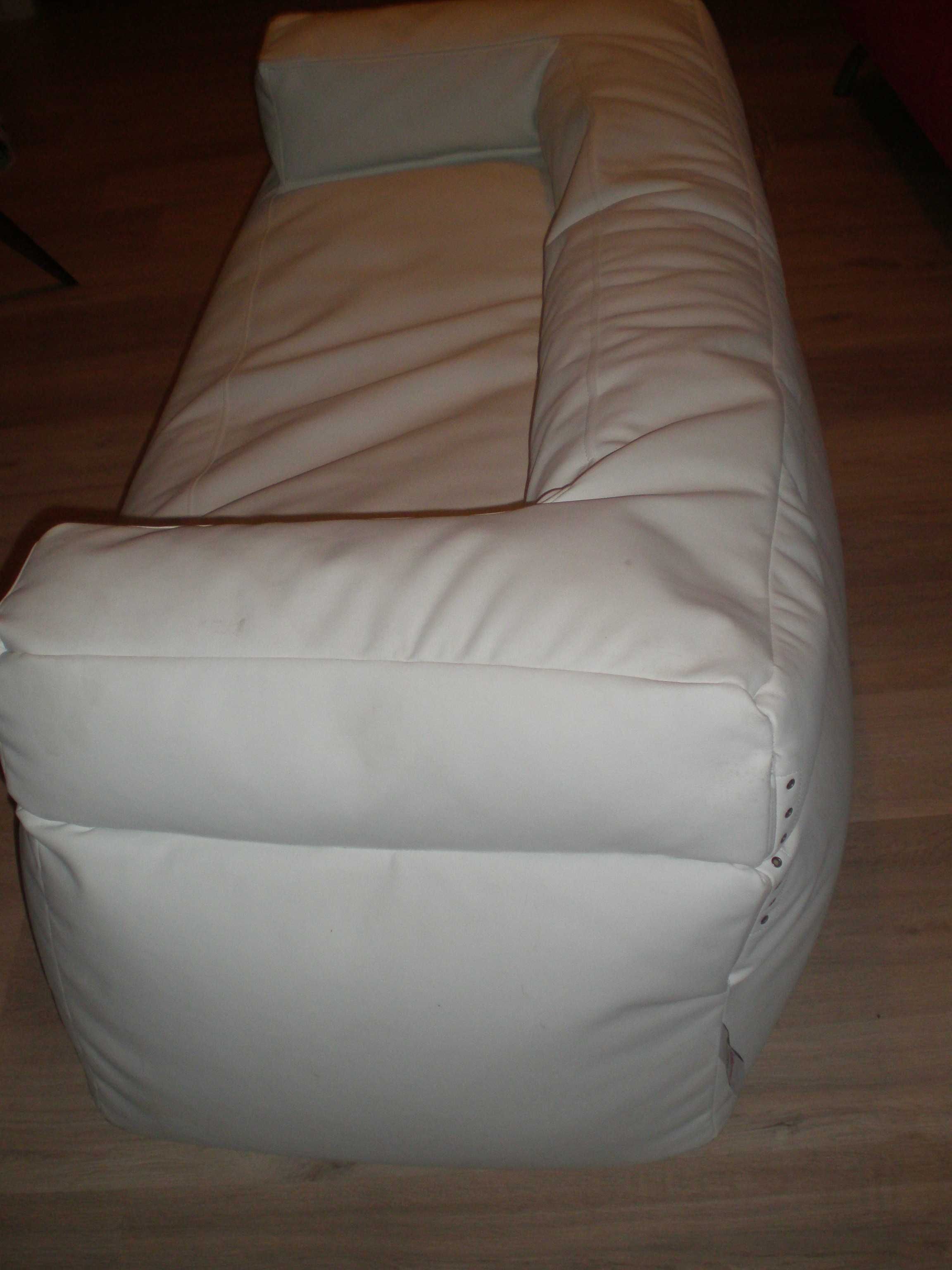 белый бескаркасный диван