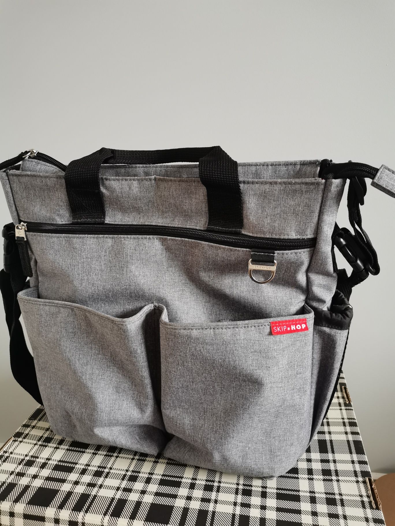 Torba SKIP HOP Duo Signature, Szara
Przestronna, pojemna