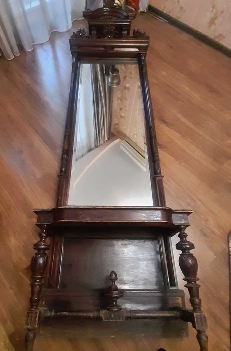 Старинное большое зеркало на столике с резным орнаментои и навершием