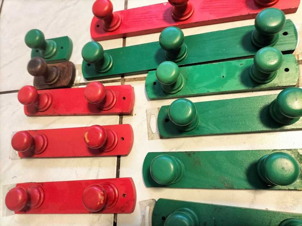 11 drewnianych kolorowych wieszaczków ściennych