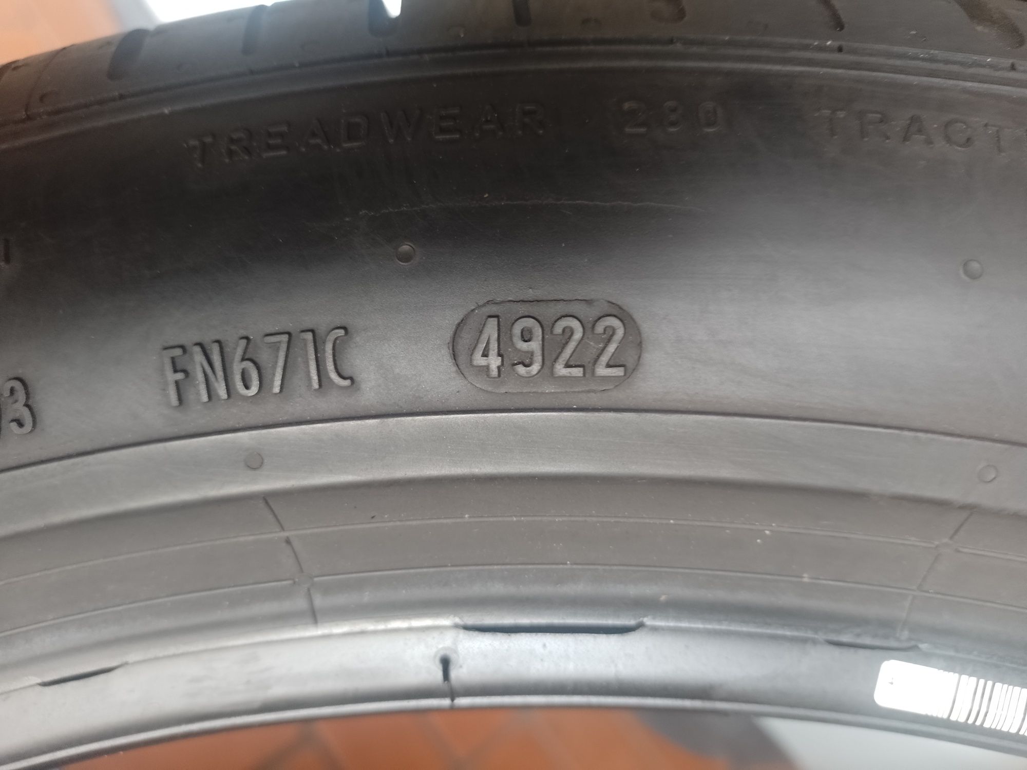 Opony 285, 40, 21 Pirelli