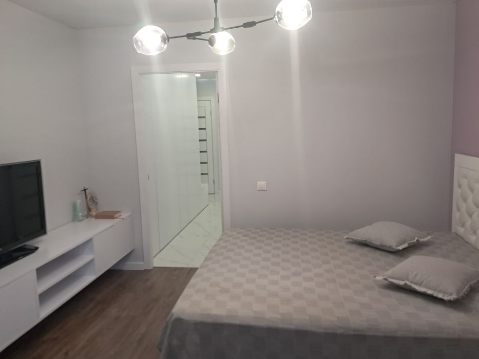 Продається  велика 1 кім.студія  р-н Новий  світсвіт