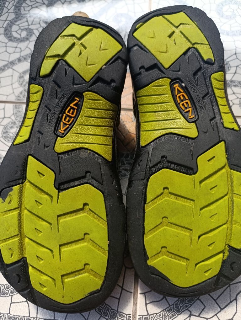Keen 38.5р. чоловічі трекінгові босоніжки.