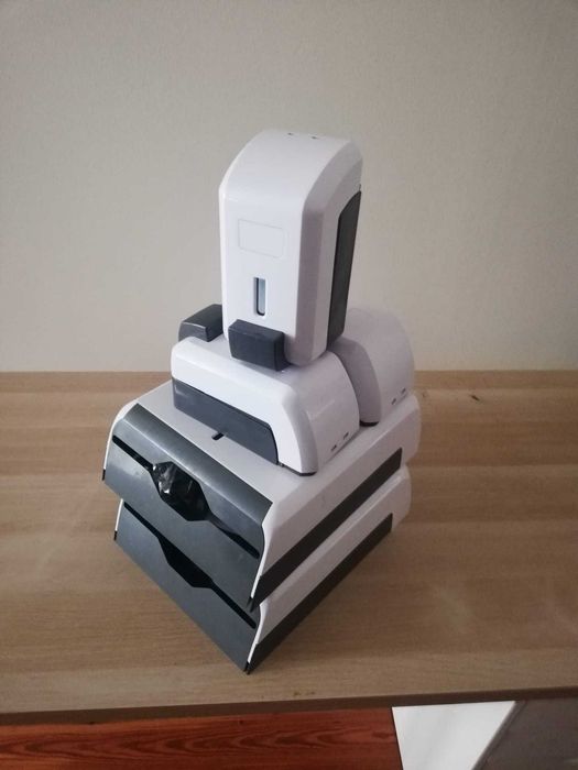 2 porta papeis e 3 doseadores de liquido.