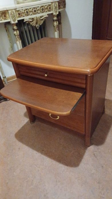 Mesinhas de cabeceira em madeira com suporte