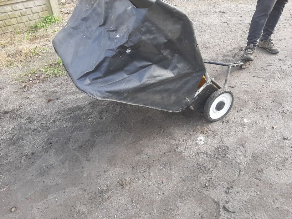 Zbieracz do suszonej skoszonej trawy liści stiga