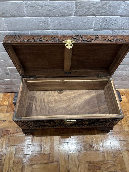 Arca em madeira trabalhada