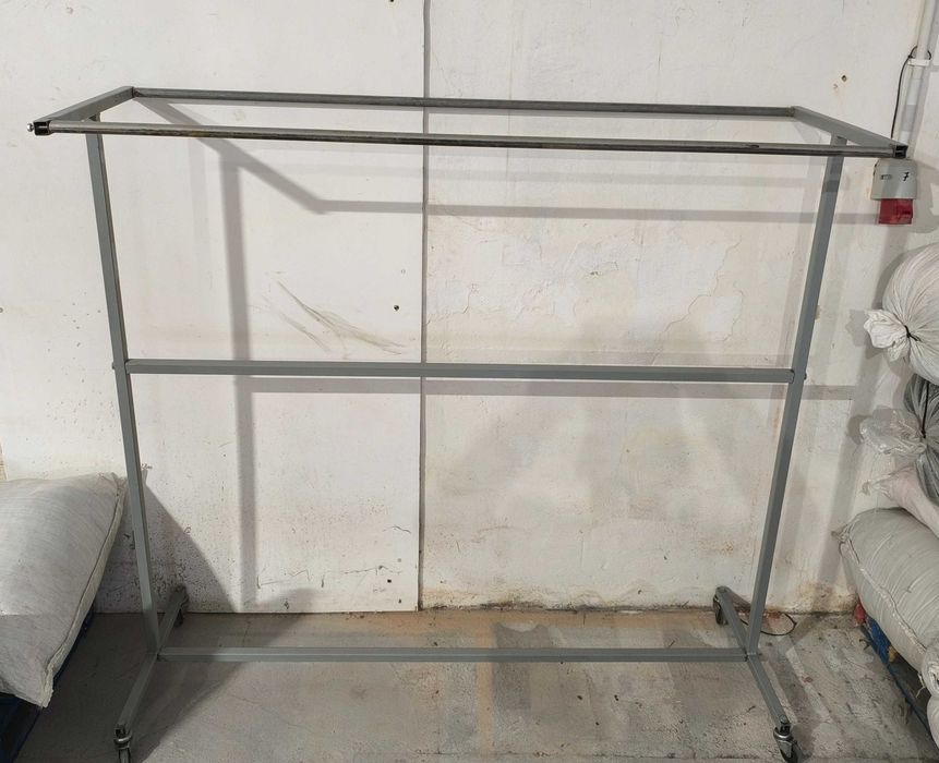 Metalowy wieszak na ubrania na kółkach