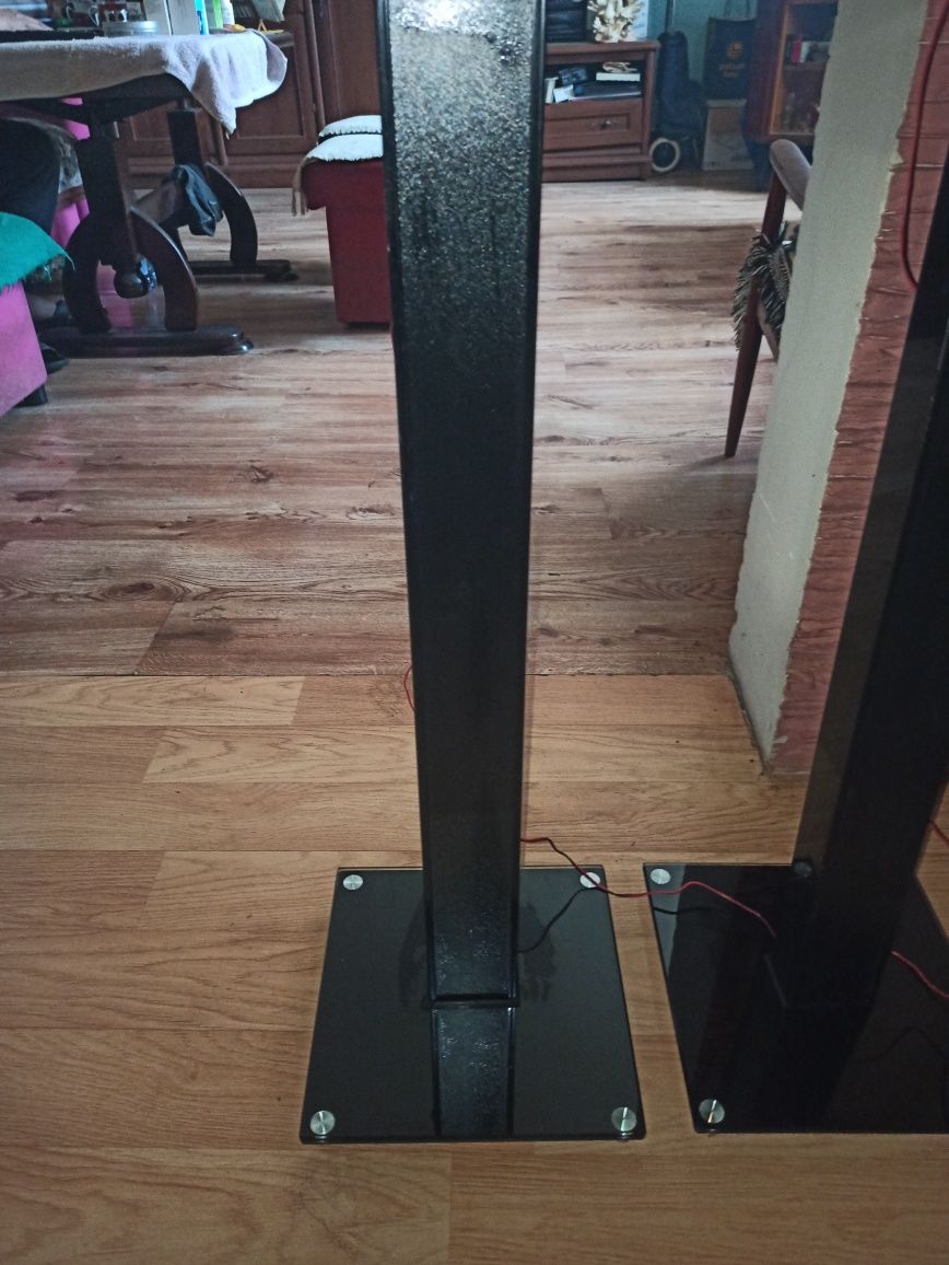 Przedmiotem ogłoszenia są podstawki / standy pod monitory