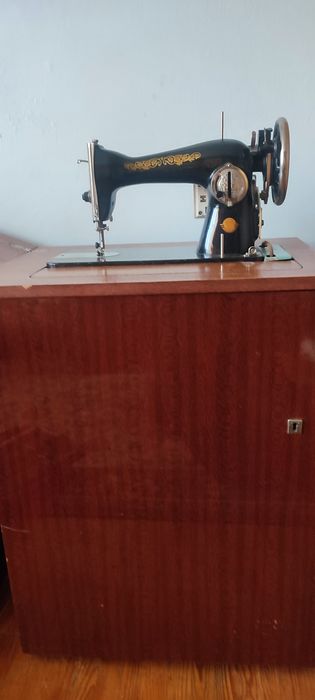 Швейна машина тумбова
