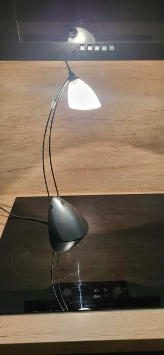 Lampka stolowa na halogen