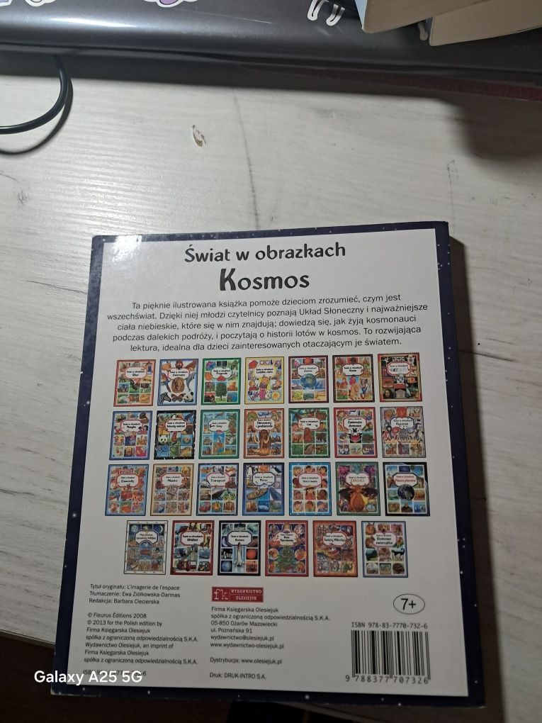 Książka ,,Kosmos" z serii ,,Świat w obrazkach"