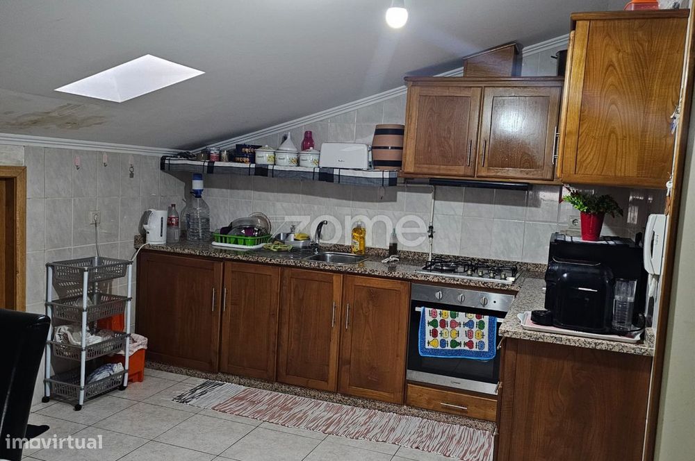 Apartamento T2, com garagem fechada.