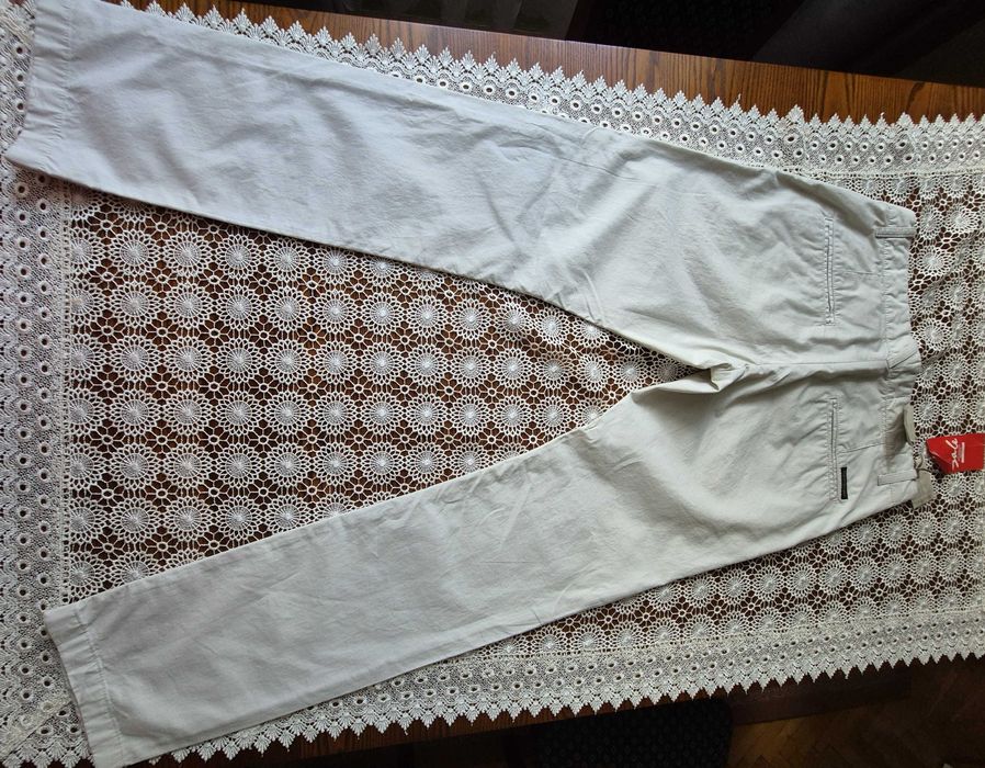 Spodnie chinos Peak Performance 31 / 32 białe nowe