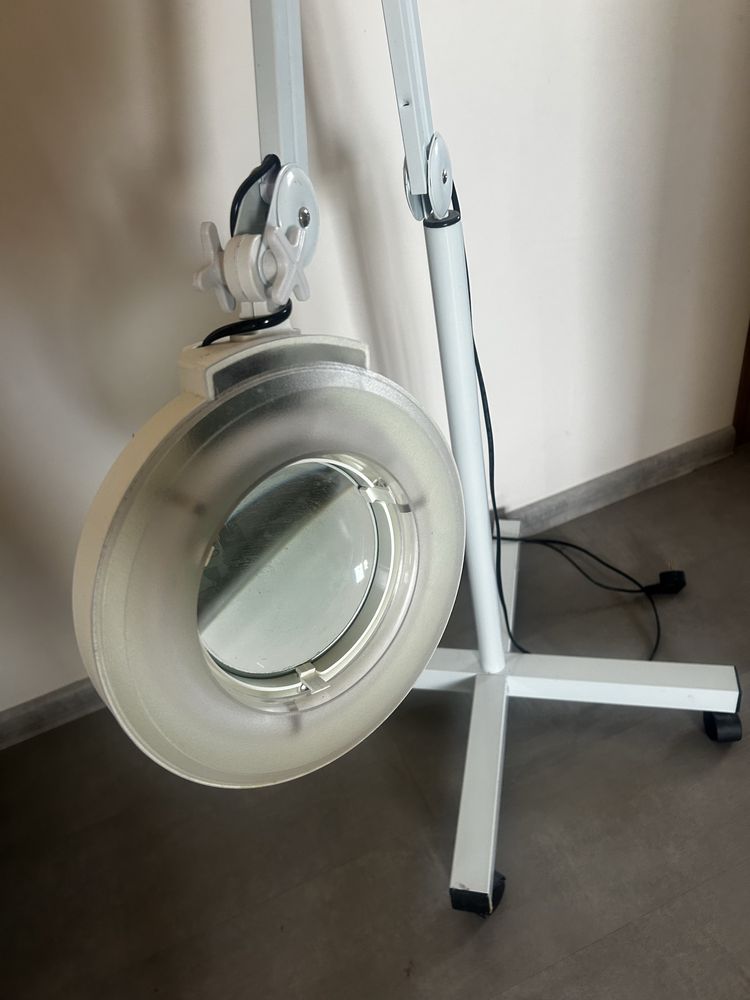 Stojąca lampa lupa
