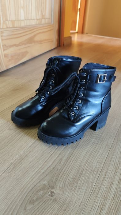 Buty na szerokim obcasie