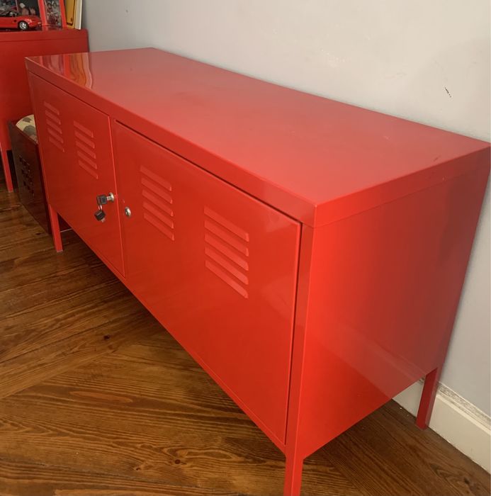 Aparador / armario/ consola vermelho