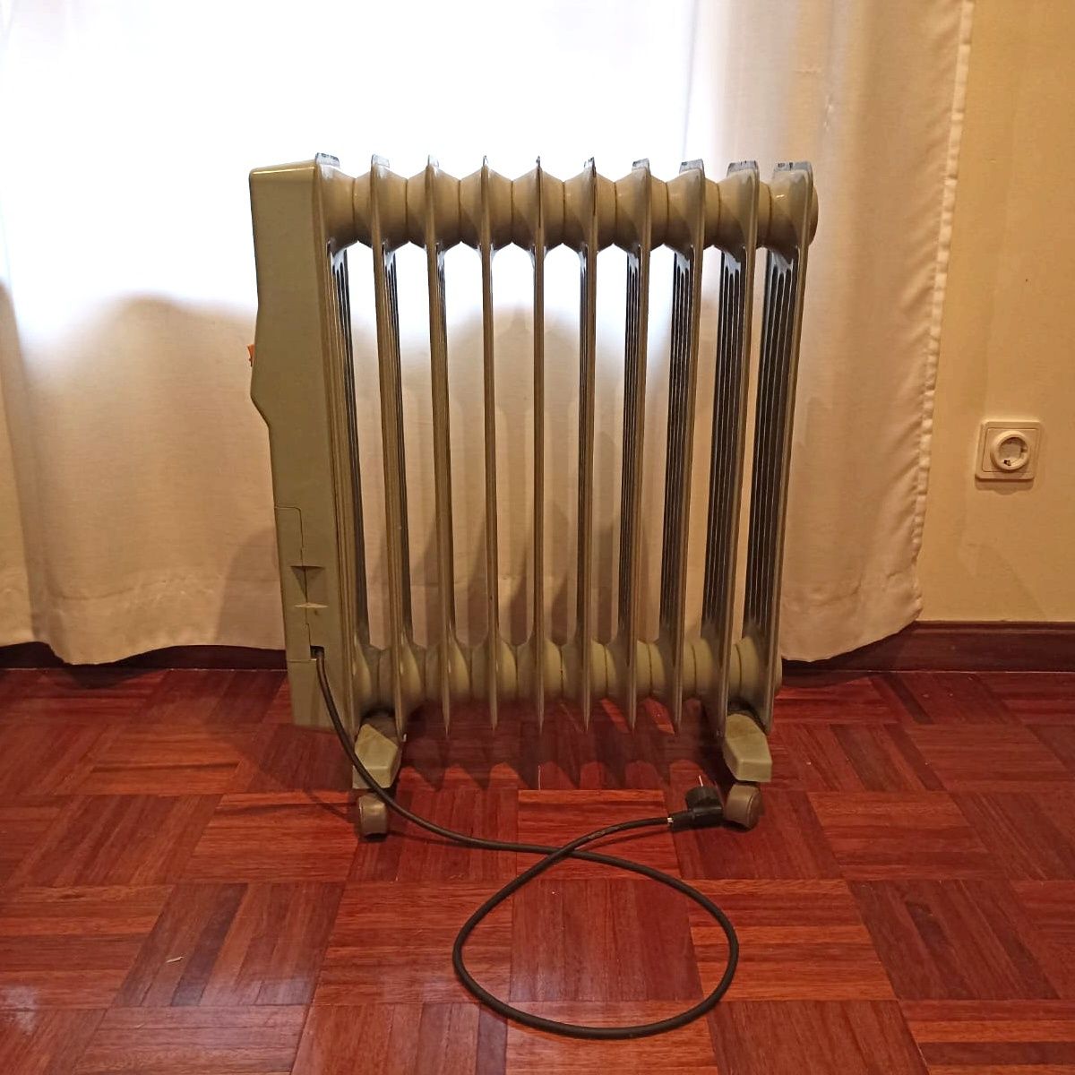 Aquecedor a óleo Ufesa 2200 W