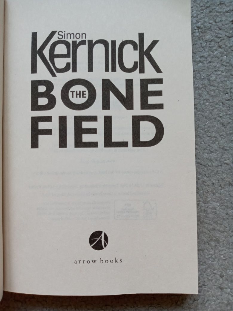Simon Kernick " the bone field " книга на английском