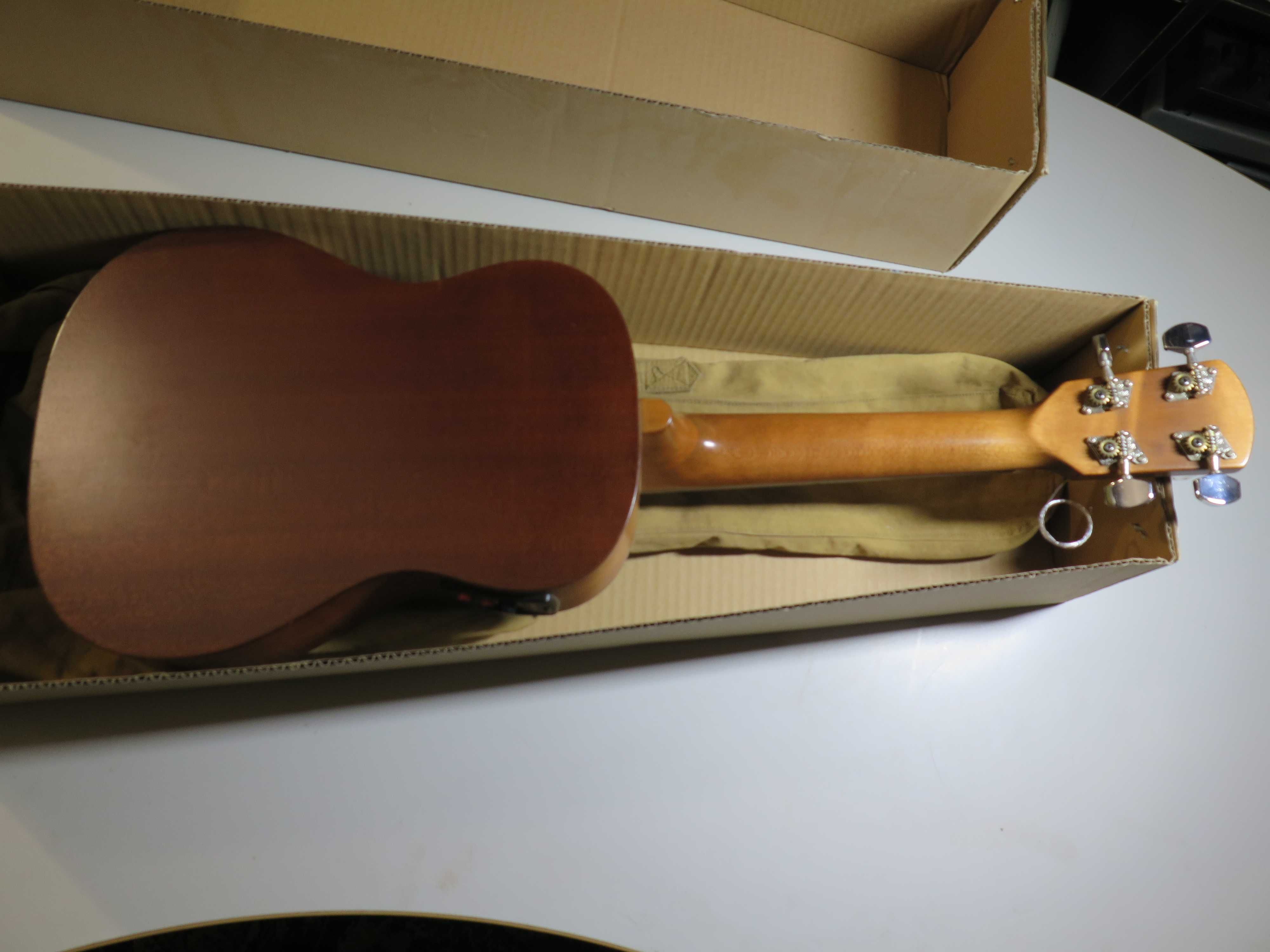 Ukulele sopranowe, elektroakustyczne.