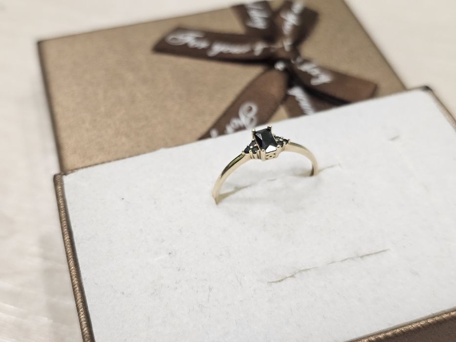 Złoty pierścionek z ONYKSEM MAŁYM PR 585